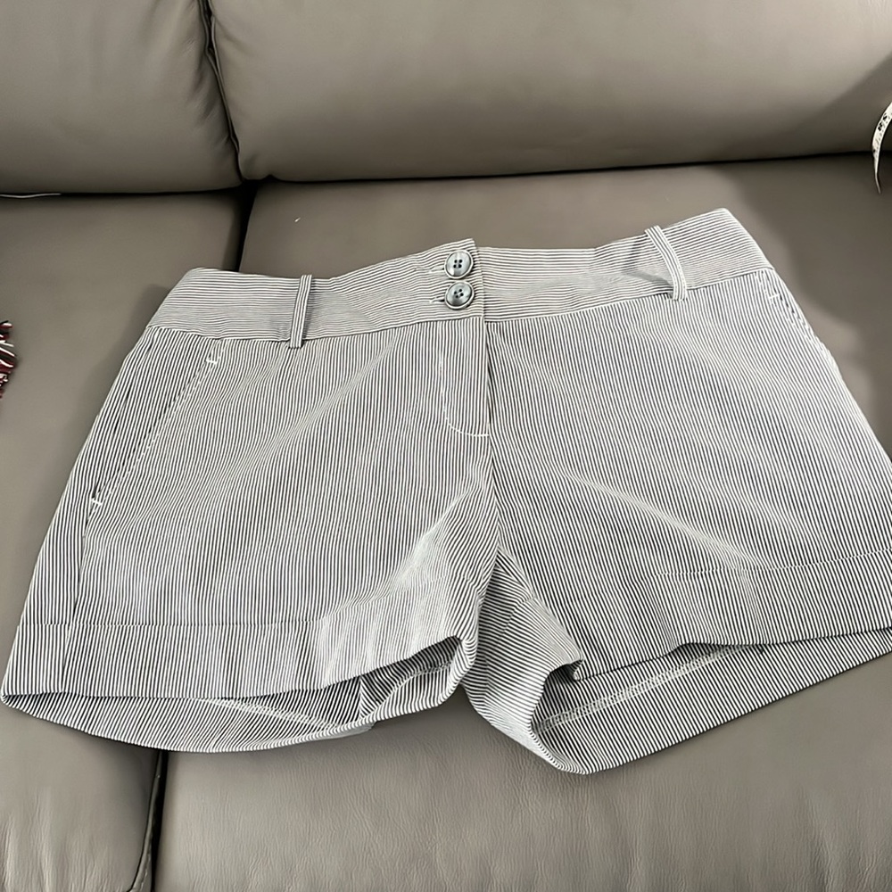 Limited Shorts Size 6 Black pin strips Front pockets 2 back pockets preowned